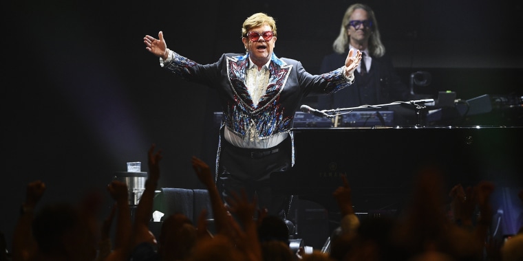 يؤدي Elton John في المرحلة الأخيرة من جولته `` Farewell Yellow Brick Road '' في ستوكهولم ، السبت 8 يوليو 2023.