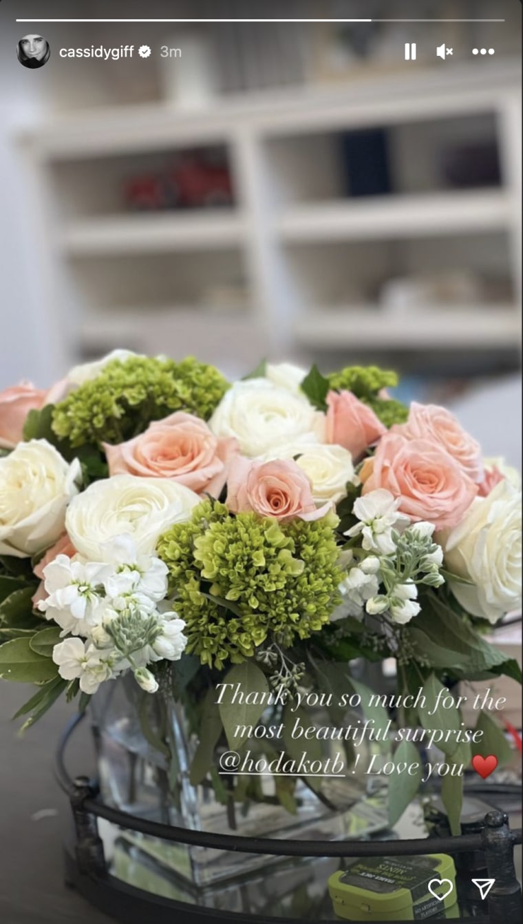 Fleurs roses et blanches dans un arrangement sur une table.