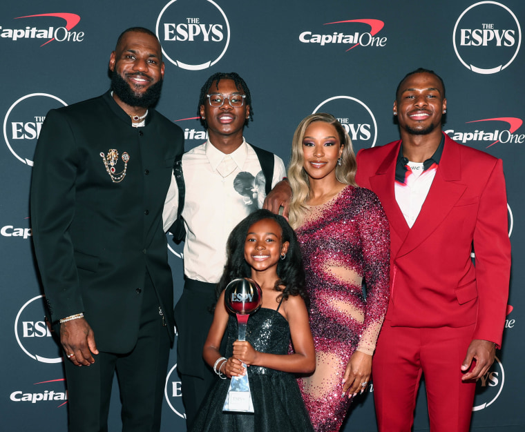 LeBron James pose avec 3 enfants et sa femme à l'ESPYS Les Actualites