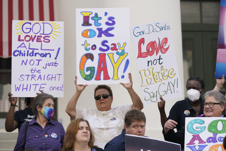 Manifestantes protestaron contra de la ley conocida como 'No digas gay' frente al capitolio de Florida, en Tallahassee, el 7 de marzo de 2022.