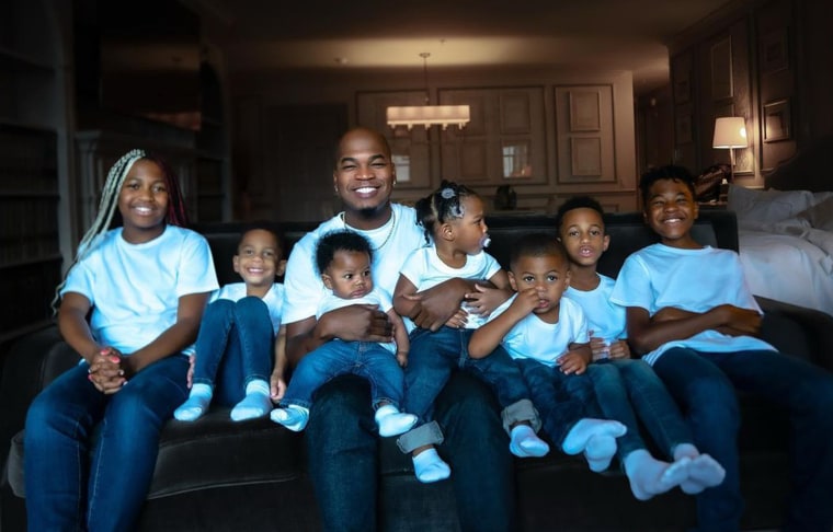 (L-R) Ne-Yo poses with all seven of his children: Madilyn, Mason, SJ,  Roman, Isabella Rose, Braiden and Brixton on Instagram.