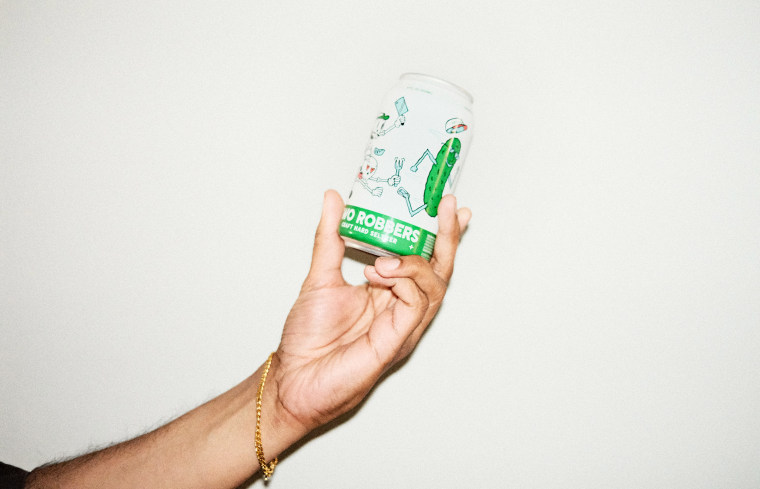 Deux voleurs' Grillo's Pickle Hard Seltzer.