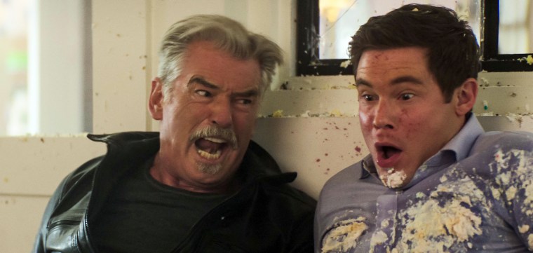 Pierce Brosnan comme Billy et Adam DeVine comme Owen dans "Les hors-la-loi."