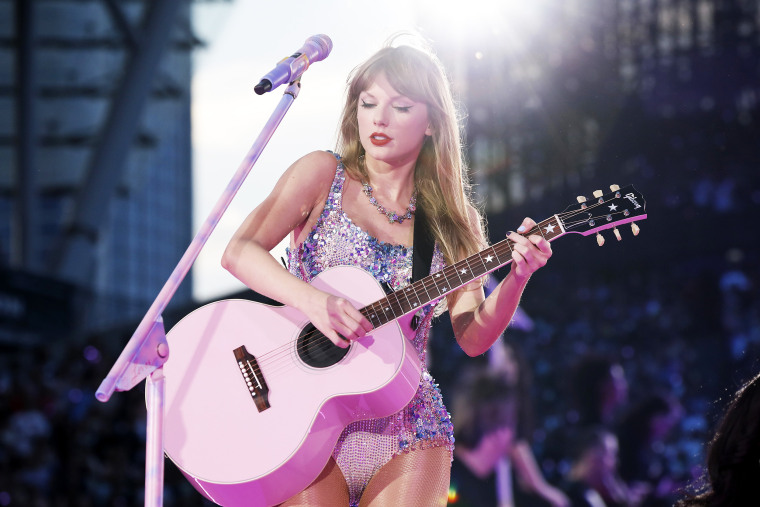Taylor Swift se produit sur scène pendant "Taylor Swift |  La tournée des époques" à Soldier Field le 02 juin 2023 à Chicago, Illinois. 