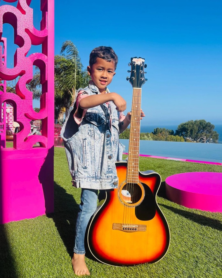 Miles, 7 ans, porte son look Ken à la Malibu DreamHouse de Barbie.