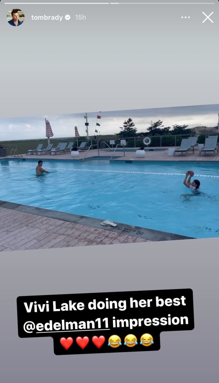 Tom Brady et sa fille Vivian semblent passer le meilleur moment en passant un ballon de football en arrière et en quatrième sur une longue piscine.