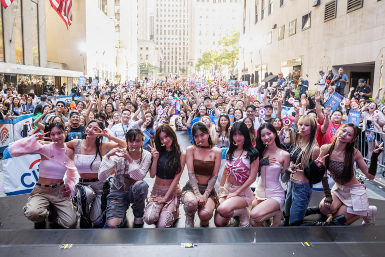 Twice pose avec la foule après avoir interprété trois de leurs chansons à succès.