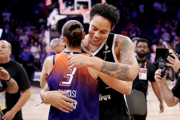 Taurasi, the WNBA's all-time leading scorer, scored her 10,000th point during the game. 