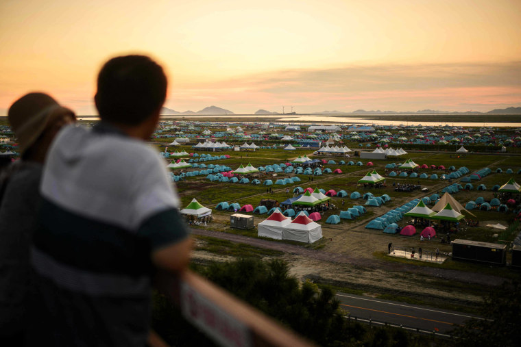 American and British scouts pulled out of the World Scout Jamboree in South Korea, citing scorching temperatures, as organisers weighed whether to cut short an event also reportedly plagued by dire campsite conditions. 