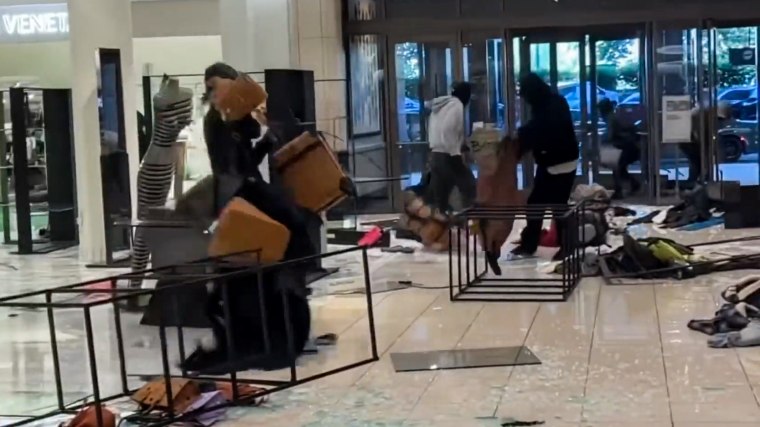 Group of up to 50 people shoplift about 0K worth of luxury items from L.A. mall, using bear spray against guards