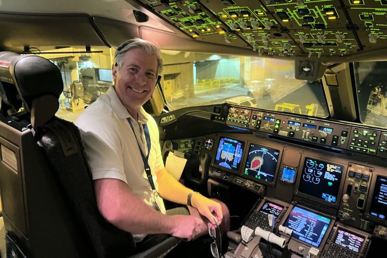 Capt. Vince Eckelkamp in the cockpit on the flight from Maui to San Francisco on Aug. 9, 2023.