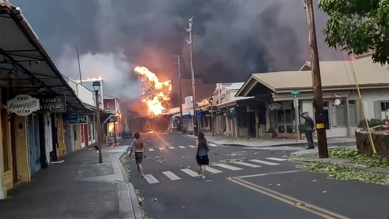 Masyarakat menyaksikan kebakaran di Front Street di pusat kota Lahaina, Maui, Hawaii pada 8 Agustus 2023.