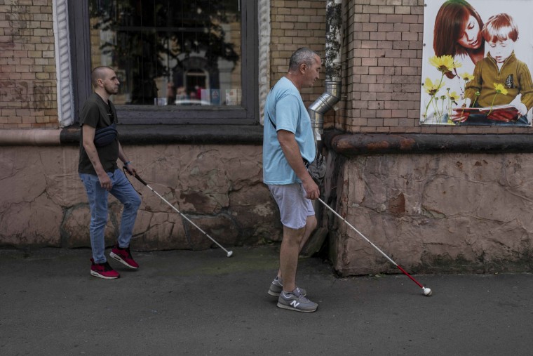 A camp teaches Ukrainian soldiers who were blinded in combat to navigate the world again