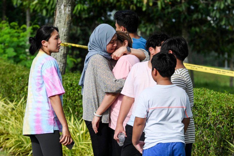 Sebuah pesawat ringan menabrak sebuah jalan di negara bagian Selangor, Malaysia tengah pada 17 Agustus, menewaskan delapan orang di dalamnya dan dua pengendara di darat, kata kepala polisi setempat.