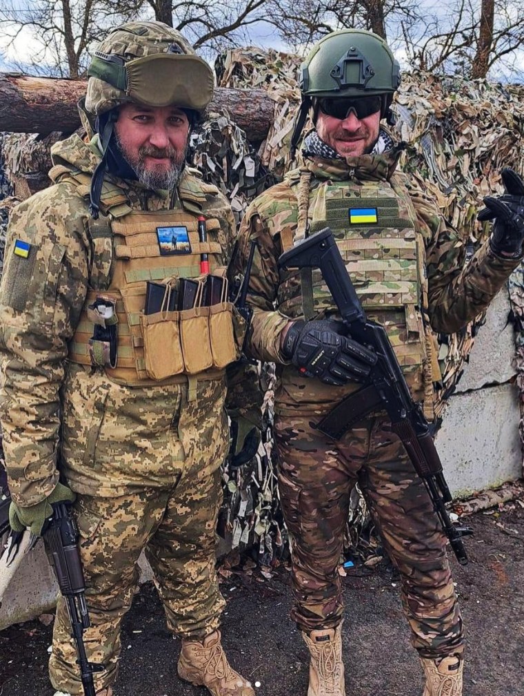 Le père de Viktoriia Onopriienko, Maksym, à gauche, a servi dans l'armée ukrainienne depuis l'invasion russe en février 2022. 
