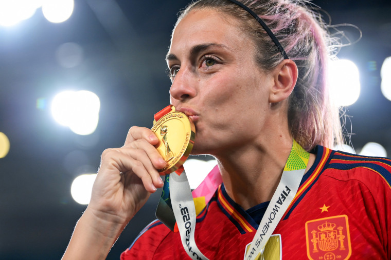 Spain's Alexia Putellas kisses her medal after the team's 1-0 victory over England in the FIFA Women's World Cup in Sydney on Aug. 20, 2023.