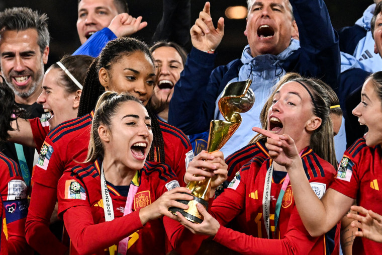 Spain's players celebrate with the trophy after their 1-0-victory over England in the Women's World Cup in Sydney on Aug. 20, 2023.