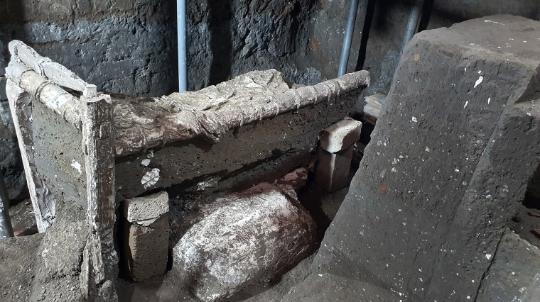 The furnishings of a room assigned to slaves have been found in the Roman villa of Civita Giuliana, about 600 metres from the walls of ancient Pompeii, Italy