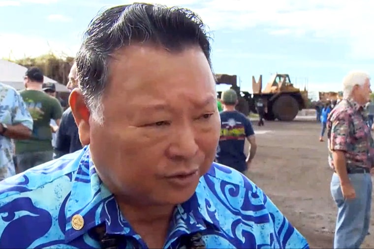 Walikota Kabupaten Maui Alan Arakawa berbicara pada 16 Desember 2016 tentang panen gula terakhir di Maui, Hawaii.