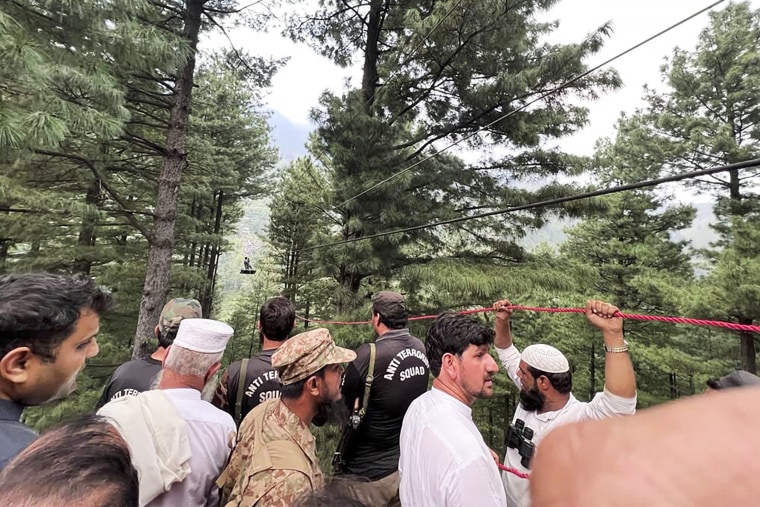 Pakistani authorities said that army commandos, using helicopters and a makeshift bridge, rescued eight people from a malfunctioning cable car hanging hundreds of meters above a small valley on Tuesday in a remote area of ​​Pakistan. 