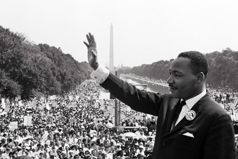 Martin Luther King Jr. acena para apoiadores no Mall.