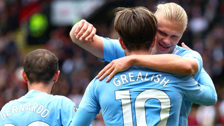 Erling Haaland celebra su gol con Jack Grealish.