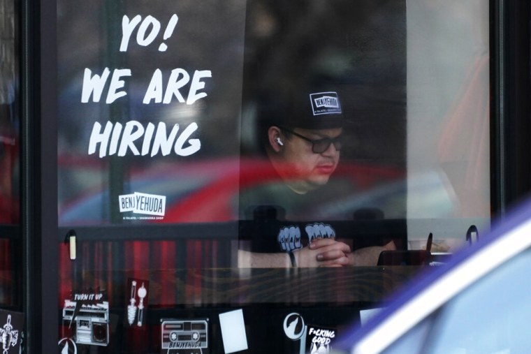 Estados Unidos tiene 9 millones de puestos de trabajo disponibles, según las cifras más recientes del mercado laboral. En la foto, un negocio en busca de mano de obra en Schaumburg, Illinois, en abril de 2022.
