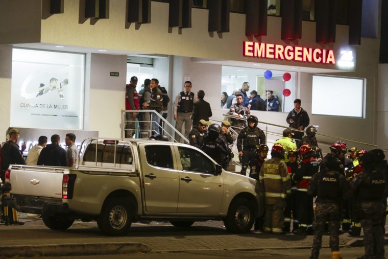 Un auto con impactos de bala es rodeado por la policía frente a un hospital adonde fueron llevados varios de los heridos en el atentado, en Quito, el 9 de agosto.
