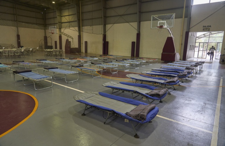 Un gimnasio convertido en albergue en Ensenada, México, antes de la llegada del huracán Hilary, el sábado 19 de agosto de 2023.
