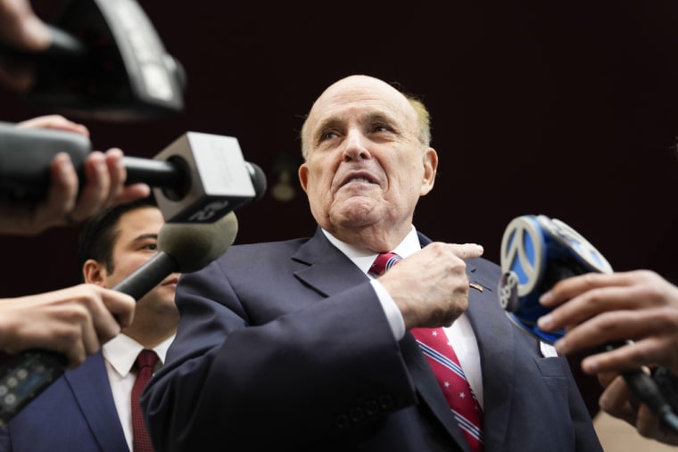 El exalcalde de Nueva York Rudy Giuliani habla con los reporteros a la salida de su apartamento en Nueva York, el 23 de agosto de 2023.
