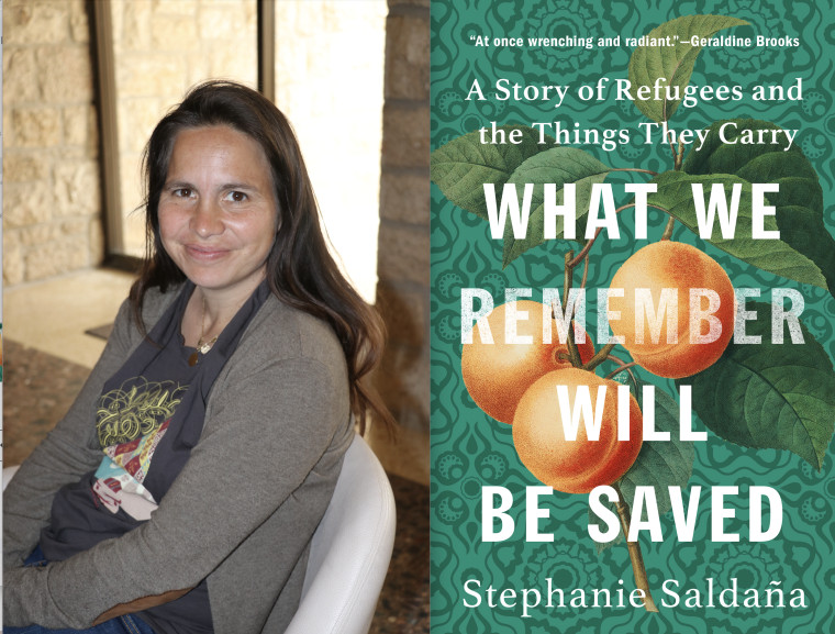 La autora Stephanie Saldaña sonríe a la cámara sentada en una silla de color blanco. A la derecha se ve la portada de su más reciente libro, titulado "Lo que recordamos será salvado: historias de refugiados y los objetos que llevan consigo"
