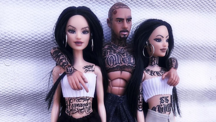 Tres muñecas que originalmente eran tipo Barbie y Kens que han sido rediseñadas por la artista Monserrat Reyes para tener un estilo "cholo", como aretes de aro, tatuajes y cejas delgadas maquilladas