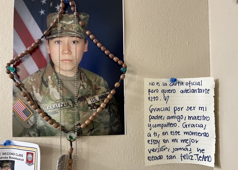Baldo Basaldua, el padre de la soldado fallecida Ana Basaldua Ruiz, conserva en su dormitorio en Long Beach California, una foto de su hija junto a la nota que ella le dejó el día que partió para el Ejército, en agosto de 2021.