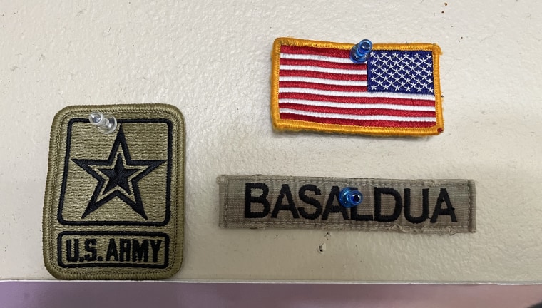 Las insignias que Ana Basaldua llevaba en su uniforme cuelgan en una pared del dormitorio de su padre, en California.