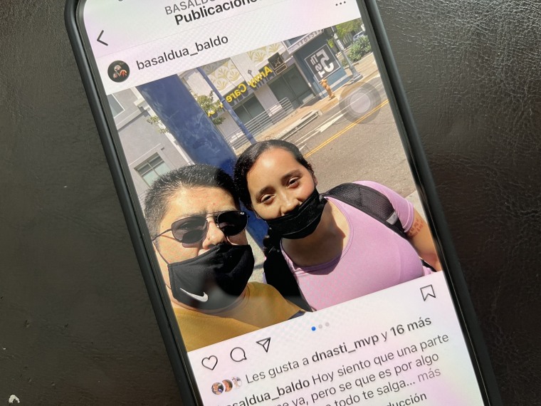 El 15 de agosto de 2021, Baldo Basaldua subió a Instagram la foto que se tomó con su hija, Ana, frente a la oficina de reclutamiento del Ejército en Long Beach, California. Ese día la joven, entonces de 18 años, partió al servicio militar. 