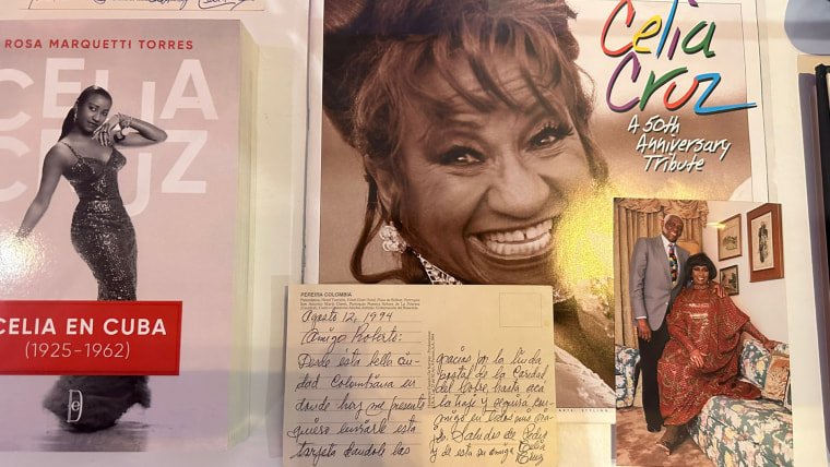 Libros, postales y algunas fotografías personales de Celia Cruz. En la esquina inferior derecha: Celia y su esposo Pedro Knight.