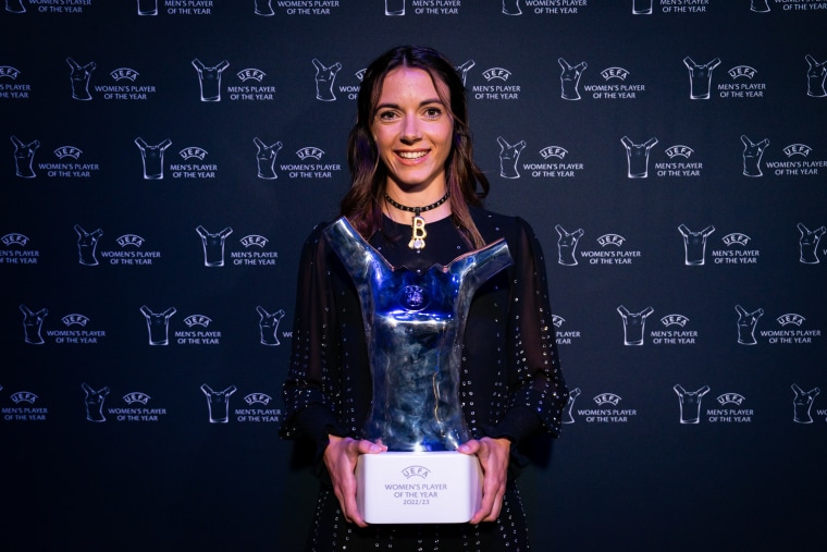 Aitana Bonmatí posa con el premio a Mejor Jugadora de la UEFA 2022/2023