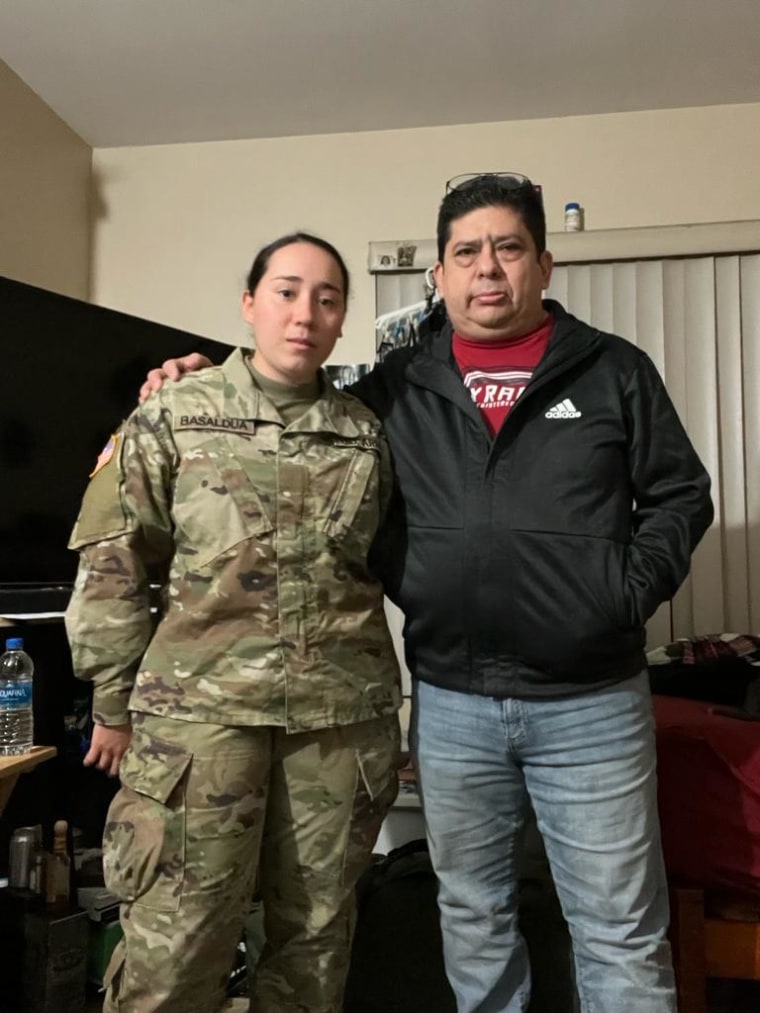 Ana Basaldua, en la foto con su padre, Baldo, servía como ingeniera de combate de la Primera División de Caballería en la base militar de Fort Hood, Texas, ahora renombrada Fort Cavazos.