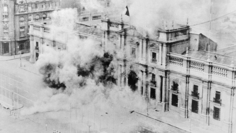 Fotografía en blanco y negro del 11 de septiembre de 1973 cuando militares en Chile lanzaron un golpe de Estado contra el Gobierno democráticamente electo de Salvador Allende. La foto muestra el humo por una bomba lanzada al Palacio de La Moneda, la sede presidencial en Santiago 