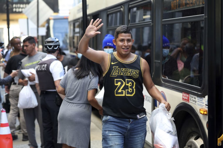 Un migrante que viajó desde Texas a Chicago saluda al salir del ómnibus, el 9 de septiembre de 2022.
