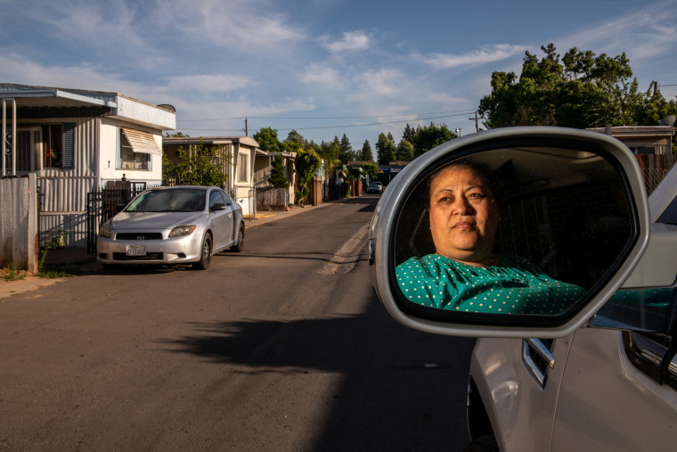 Jackelyne García, de 47 años, que ha vivido con 4 niños en una casa móvil durante los últimos 13 años en La Hacienda Mobile Estate (anteriormente conocido como Trails End) en Fresno, es una de las muchas personas que han recibido un aviso de desalojo de Harmony Communities, 15 de mayo de 2023.