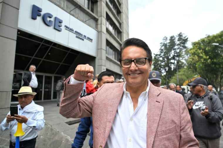 El candidato presidencial Fernando Villavicencio saluda a la salida de la oficina del ministro de Justicia, en Quito, Ecuador, el 8 de agosto de 2023.