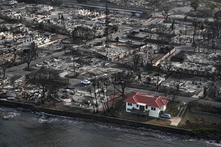 Una imagen aérea muestra una casa con techo rojo que sobrevivió a los incendios rodeada de casas destruidas y edificios quemados hasta los cimientos en el histórico Lahaina después de los incendios forestales en el oeste de Maui en Lahaina, Hawaii, el 10 de agosto de 2023.