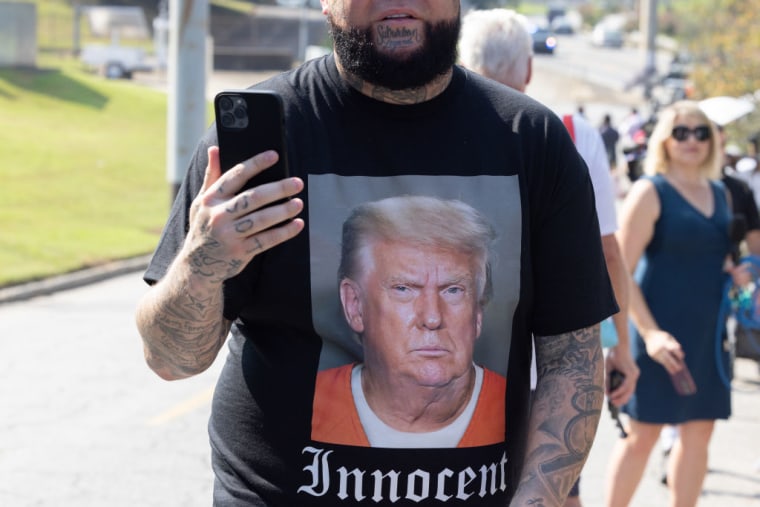 Un seguidor del expresidente Donald Trump se manifiesta en las afueras de la Cárcel del Condado de Fulton, en Georgia, el 24 de agosto de 2023.
