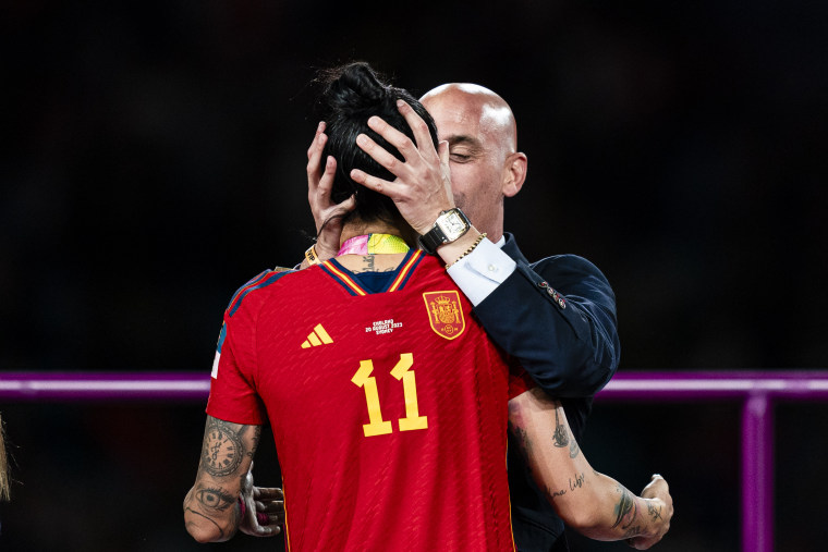 El presidente de la Federación Española de Fútbol, Luis Rubiales (R), besa a Jennifer Hermoso de España (L) durante la ceremonia de entrega de medallas del partido final de la Copa Mundial Femenina de la FIFA Australia y Nueva Zelanda 2023 entre España e Inglaterra en el Estadio Australia el 20 de agosto de 2023 en Sydney, Australia.