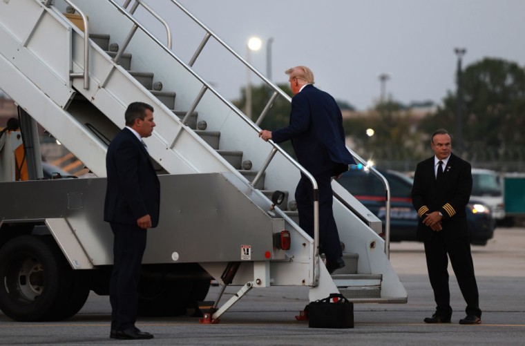 El expresidente Donald Trump aborda su avión privado en Atlanta, Georgia, el 24 de agosto de 2023.