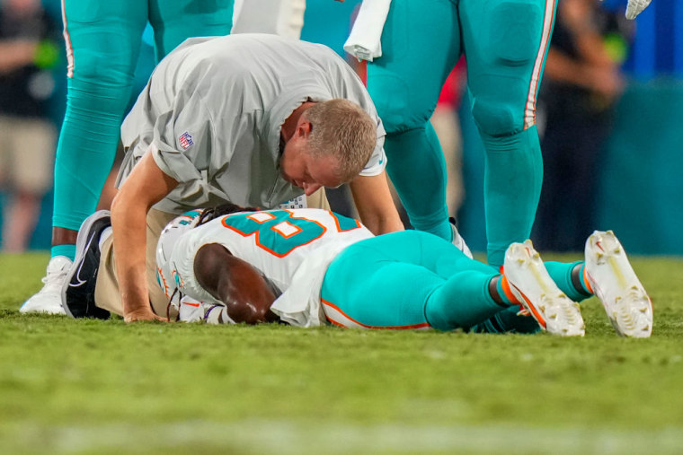 Daewood Davis de los Dolphins sufre conmoción cerebral y suspenden