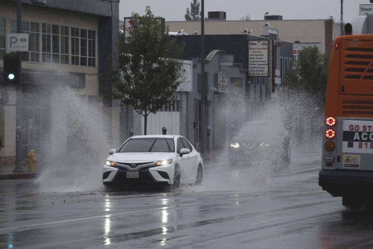 Tráfico durante la tormenta tropical Hilary en Van Nuys, Los Ángeles, el 29 de agosto de 2023. 
