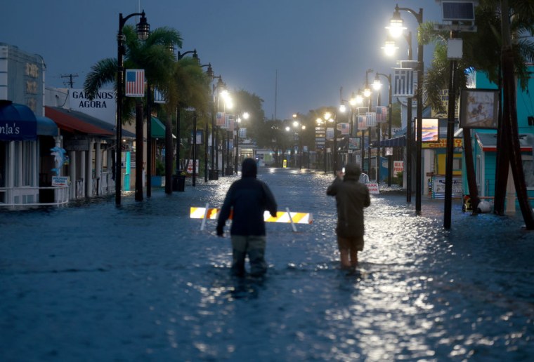 Calles inundadas en Tarpon Springs tras el paso de Idalia el 30 de agosto, 2023.