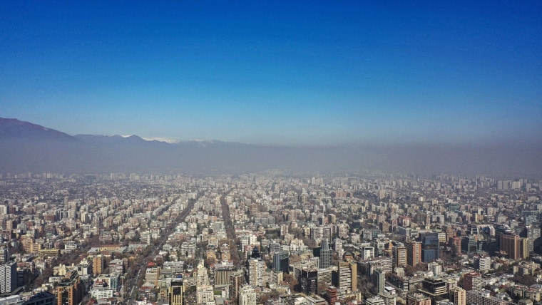 Vista panorámica de Santiago de Chile con smog y calor el 2 de agosto